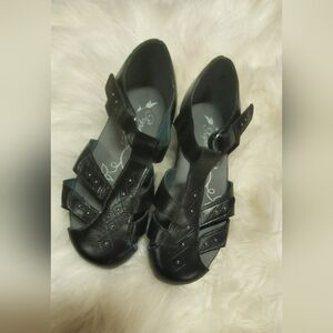 Propet Leather Hook-and-Loop closed toes and heel Sandals.